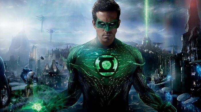 Ryan Reynolds sebagai Green Lantern mengenakan topeng hijau dan kostum ketat hijau